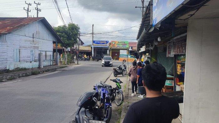 Kondisi di Jalan Rumah Sakit, Kota Sidikalang Kabupaten Dairi yang tampak masyarakat ramai keluar rumah pasca terjadinya gempa bumi berkekuatan 6,2 Magnitudo, Minggu (11/5/2025).  
