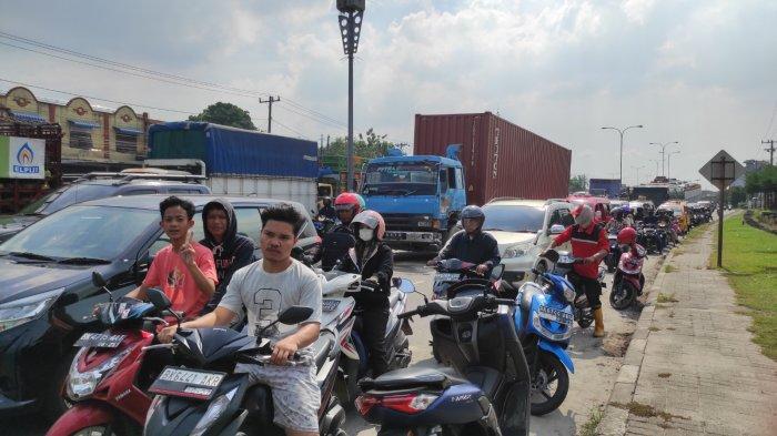 Kondisi dua truk kecelakaan di Fly Over Amplas, Jalan Sisingamangaraja Medan, Senin (3/7/2023). Kondisi lalu lintas macet.