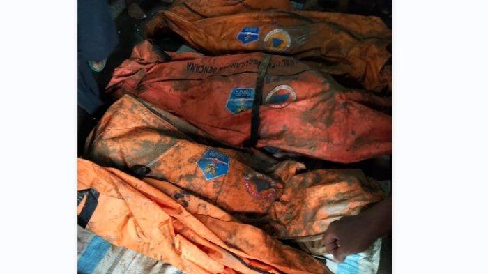 Kondisi empat orang warga yang tewas akibat tertimbun longsor di Desa Harang Julu, Kecamatan Ulu Sosa, Kabupaten Padang Lawas, Sumatera Utara usai ditemukan, Sabtu (23/11/2024). Longsor diduga akibat curah hujan yang tinggi sejak hari Jumat.