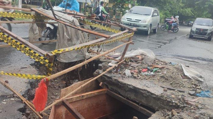 Kondisi jalan Amblas  di jalan Menteng Kelurahan Binjai Kecamatan Medan Denai Amblas, Jumat (3/5/2024). Jalan amblas ini dekat dengan kantor lurah Binjai, Kecamatan Medan Denai.