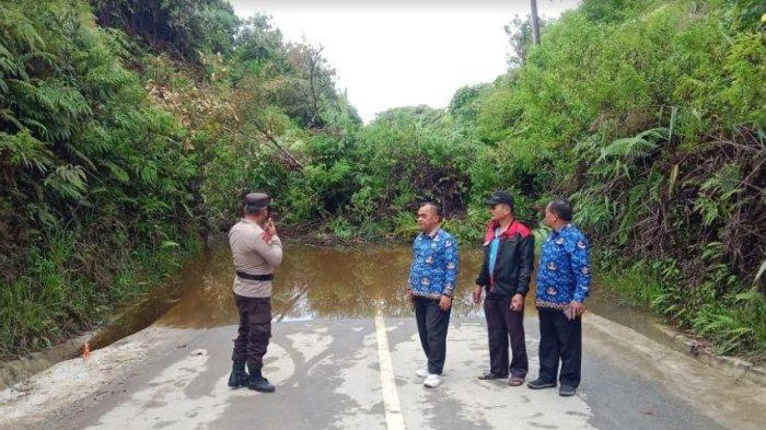 Kondisi jalan lintas di Desa Lau Kidupen yang sempat tertutup longsor. Alhasil 2 pejabat di Kabupaten Dairi tidak bisa melintas usai meninjau Desa Suka Dame di Kecamatan Tanah Pinem, Kamis (17/10/2024).