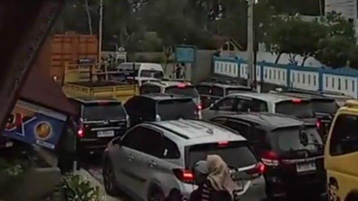Kondisi jalur Medan-Berastagi yang mengalami kemacetan akibat pengaspalan dan truk tangki air yang rusak di kawasan PDAM Tirtanadi, Sibolangit, Kabupaten Deli Serdang, Rabu (8/1/2025).
