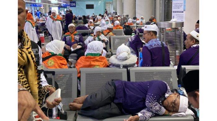 Kondisi jemaah haji yang terlihat bertiduran di Bandara Internasional Prince Muhammad Bin Abdul Aziz, Madinah, Jumat (19/7/2024).