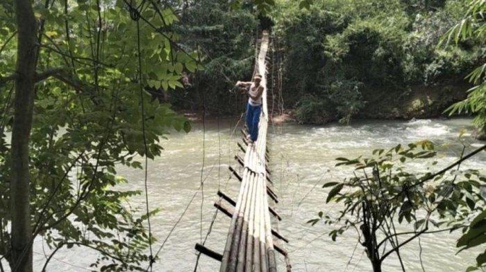 Kondisi jembatan di Desa Leuwi Ipuh, Kecamatan Banjarsari, Kabupaten Lebak, Banten setelah peristiwa putus yang membuat 15 warga jatuh pada Rabu 10 April 2024. (Kompas.com)