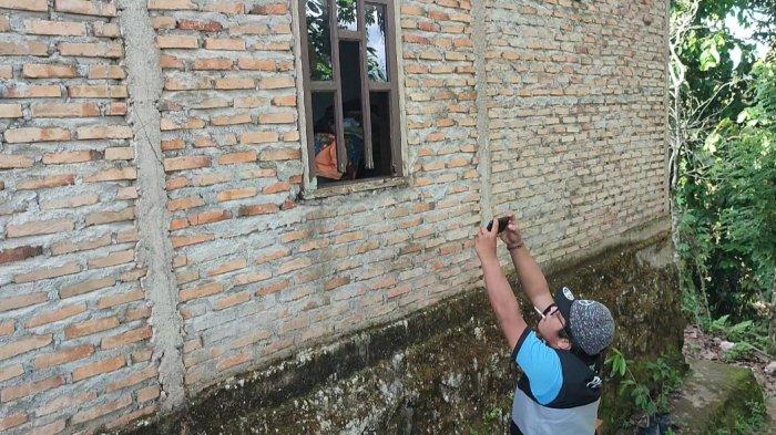 Kondisi jendela kamar yang hancur yang diduga menjadi jalan masuk bagi pelaku masuk ke dalam rumah untuk mencuri dan membunuh Roida Sagala, Minggu (8/12/2024).