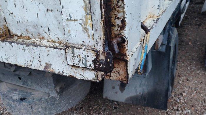 Kondisi kait belakang dump truk yang diduga membuat tangan korban hingga terputus.