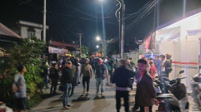 Kondisi keramaian warga di Jalan Silimakuta, Kelurahan Simarito, Kecamatan Siantar Barat, usai bentrok terjadi Senin (25/11/2024) tengah malam.