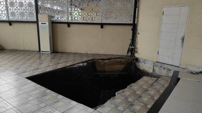 Kondisi lantai masjid di Komplek J City, Kecamatan Medan Johor, ambles dan mengakibatkan sejumlah orang terperosok saat ratusan warga salat Jumat, Sabtu (16/11/2024).