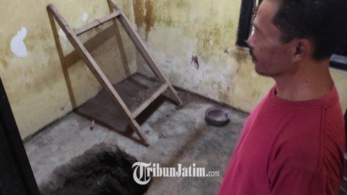 Kondisi lubang di lantai kamar yang digunakan mengubur korban pembunuhan di Desa Bacem, Kecamatan Ponggok, Kabupaten Blitar, Jumat (24/11/2023).