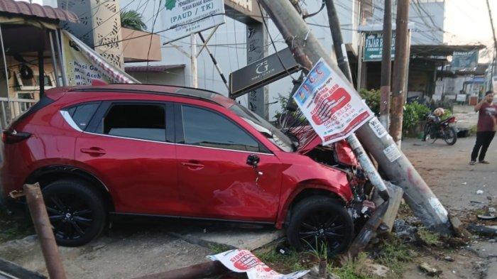 TABRAK TIANG LISTRIK: Kondisi mobil Mazda CX-5, BK 22 VAN menabrak tiang listrik dan tiang telekomunikasi di Jalan Karya Wisata, tepatnya depan komplek Johor Indah Permai II, Kelurahan Gedung Johor, Kecamatan Medan Johor, Senin (14/7/2025). Pengemudi mobil diduga mengantuk.