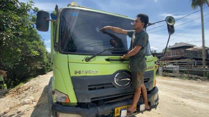 Kondisi mobil truk yang dirusak puluhan preman.