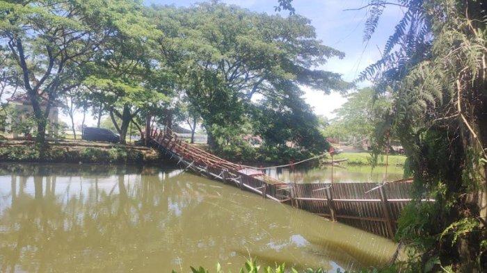 Kondisi pasca jembatan roboh di Taman Cadika Medan hari ini sudah diberi garis polisi untuk tidak dilewati sementara waktu, Senin (14/10/2024). Dispora Medan menunggu arahan dari Pj Sekda Medan untuk perbaikan jembatan.