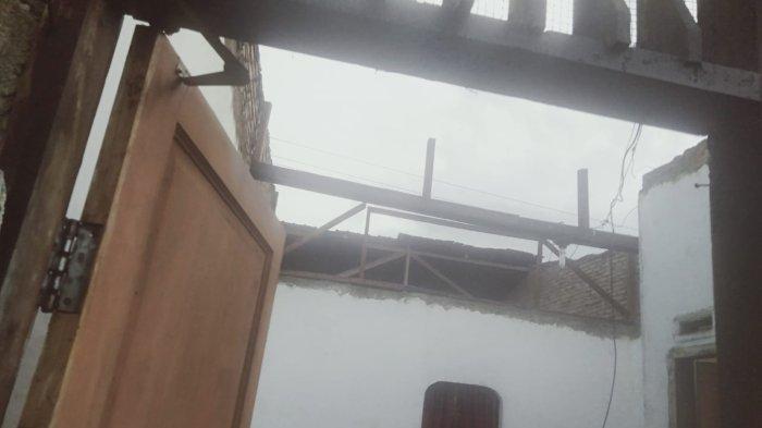 Kondisi rumah warga di Desa Bangun Induk Kecamatan Parbuluan yang rusak di terjang angin puting beliung