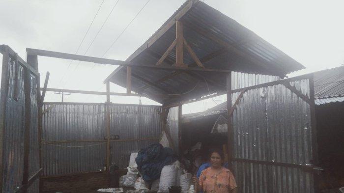 Kondisi rumah warga di Desa Bangun Induk Kecamatan Parbuluan yang rusak di terjang angin puting beliung