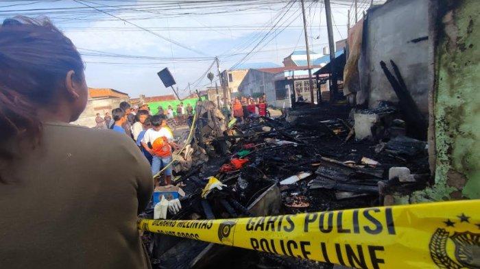 Kondisi terkini satu unit rumah yang terbakar di Jalan Nabung Surbakti, Kabanjahe, Kamis (27/6/2024). Akibat kebakaran ini, empat orang yang merupakan satu keluarga menjadi korban. (TRIBUN MEDAN/MUHAMMAD NASRUL)
