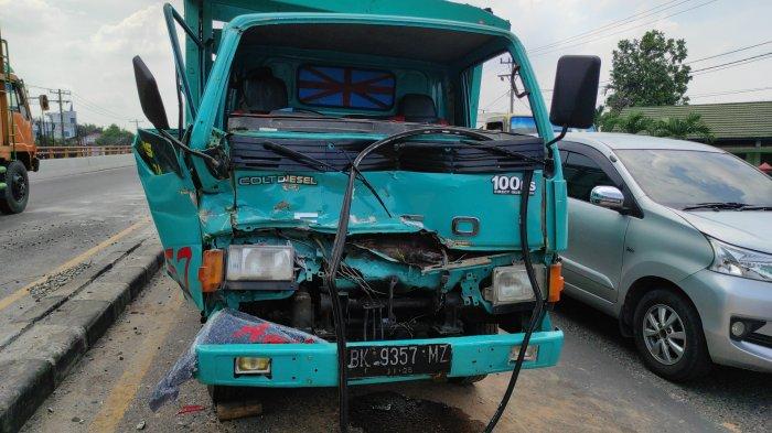 Kondisi truk pengangkut batu bata yang ditabrak di jembatan layang amplas. Sopir bernama Jumin luka di kaki akibat terjepit.