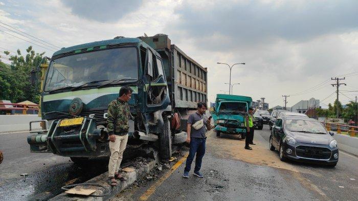 Kondisi truk pengangkut batu pecah BK 8906 BJ, yang diduga penyebab laka lantas di jembatan layang Amplas, Jalan Sisingamangaraja Medan. Sopir melarikan diri usai menabrak.