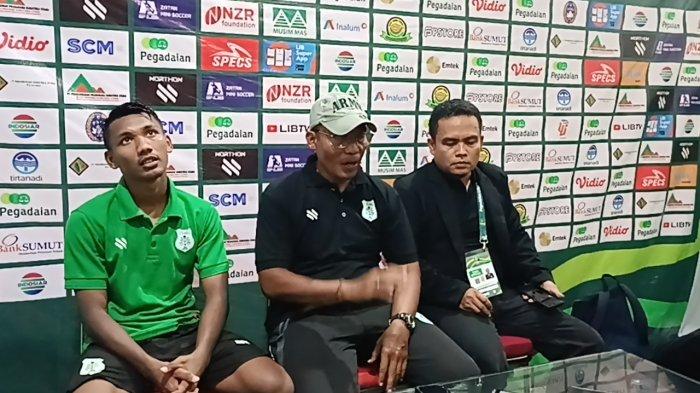 Konferensi Pers Pelatih PSMS Medan, Miftahuddin Mukson (Tengah) dan Pemain PSMS Medan, Assanur Rijal (Kiri) seusai pertandingan PSMS vs Sriwijaya FC di Stadion Teladan, Kota Medan, Senin (23/10/2023) sore. 