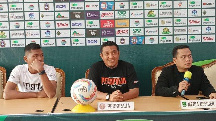 Konferensi Pers Pelatih Persiraja Banda Aceh, Achmad Zulkifli (Tengah) dan Pemain Persiraja Banda Aceh, M. Fahri (Kiri) jelang laga menghadapi PSMS Medan yang akan di gelar di Stadion Baharoeddin Siregar, Lubuk Pakam, Deliserdang, Sabtu (6/1/2024) besok. 