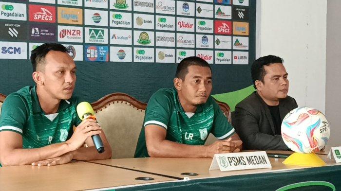 Konferensi pers caretaker pelatih PSMS Medan, Legimin Rahardjo (tengah) dan pemain PSMS Medan, Rahmat Hidayat (kiri) di mess atlet Pemprov Sumut, Medan, minggu (21/1/2024). 