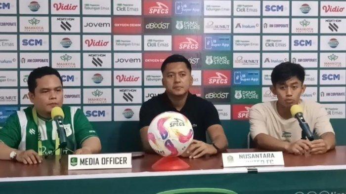 AKUI KEMENANGAN PSMS - Konferensi pers seusai laga bersama Pelatih Nusantara United FC, Stefan Rullin Keeltjes (tengah) dan pemain Kardinata Tarigan (kanan) di Stadion Baharoeddin Siregar, Lubukpakam, Deliserdang, Selasa (4/2/2025). Nusantara akui kemenangan PSMS Medan pada pertandingan yang berakhir 4-0 tersebut.