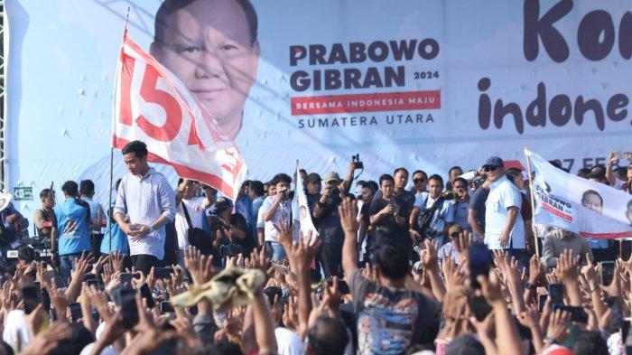 Capres dan cawapres nomor urut 2 Prabowo Subianto dan Gibran Raka Buming Raka menyapa simpatisan saat tiba di acara Konser Indonesia Maju di Stadion Baharuddin, Deliserdang, Rabu (7/2/2024).