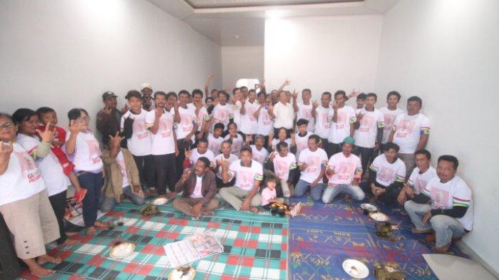Ketua DPD PDI Perjuangan Sumut Drs Rapidin Simbolon MM bersama kunjungan door to door dan pimpin konsolidasi di Kecamatan Sipahutar Kabupaten Tapanuli Utara, Minggu (10/12/2023) untuk memenangkan PDIP dan Ganjar-Mahfud pada Pemilu baik Pileg maupun Pilpres. Rapidin didampingi Tokoh Parna Taput, Oppu Josh Simalango dan Tumpak Martua Simbolon SE.