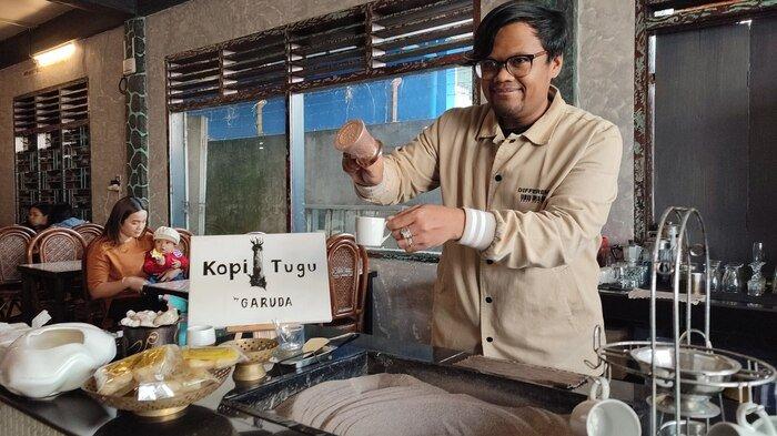Pemilik warung Kopi Tugu by Garuda Boy Tarigan, menyajikan kopi khas Turki yang telah diolah menggunakan media tungku pasir, di Kopi Tugu by Garuda, di Jalan Veteran, nomor 8, Berastagi. (TRIBUN MEDAN/MUHAMMAD NASRUL)