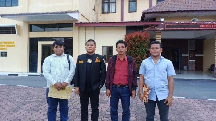 LAPOR POLISI: Kuasa hukum korban HH, Ben Pakpahan setelah mendampingi keluarga korban hoaks penculikan anak saat membuat laporan ke Polres Samosir, Selasa (11/2/2025).