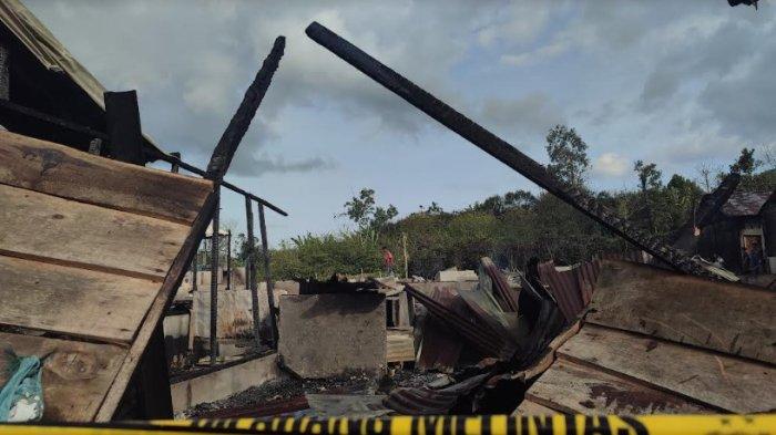 Korban kebakaran mengais barang berharga miliknya yang masih bisa digunakan pasca kebakaran, di Desa Dokan, Kecamatan Merek, Minggu (28/7/2024).