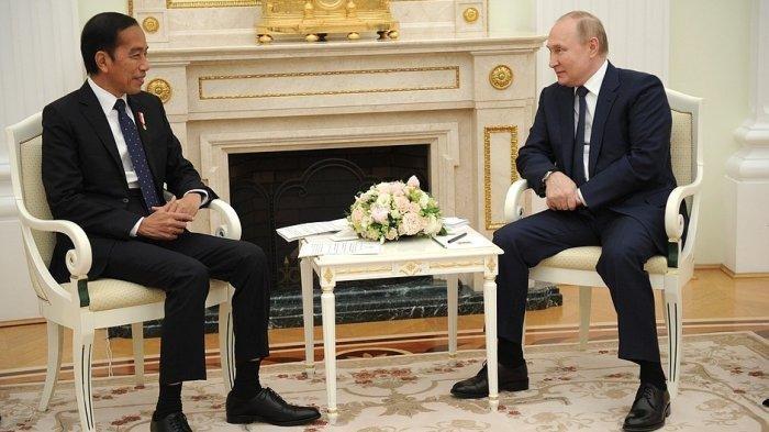 Pertemuan Presiden Jokowi dengan Presiden Rusia Vladimir Putin beberapa waktu lalu. Kini dalam KKT BRICIS, kedua pemimpin negara tidak bisa bertemua langsung karena ada dugaan penangkapan Putin di Afrika Selatan.