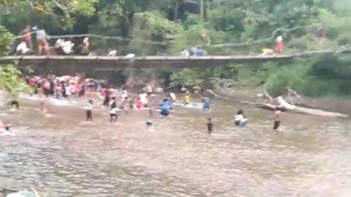 Sebuah jembatan gantung di Kecamatan Nanga Taman, Kabupaten Sekadau, Kalimantan Barat (Kalbar), Kamis (17/8/2023). Sebanyak puluhan orang yang berada di atasnya ikut terjatuh ke sungai.
