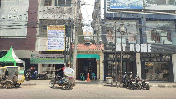 Kubah Masjid Al-Ghaudiyah Medan diantara ruko-ruko di Jalan KH Zainul Arifin Medan, Jumat (15/3/2024).