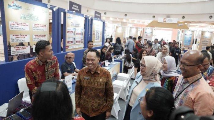 Kunjungan Kadis Parekraf Sumut, Zumry Sulthony, Kepala Kantor Perwakilan LPS I Medan, Muhammad Yusron, beserta jajaran ke booth DIATF