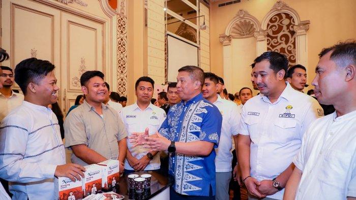 Kapolda Sumut Irjen Pol Agung Setya mengunjungi sejumlah stan UMKM Sumut dalam rangka menginisiasi kerjasama business to business (B to B) antara para pelaku Usaha Mikro Kecil dan Menengah (UMKM) dengan 14 hotel berbintang di Kota Medan, Jumat (11/8/2023).