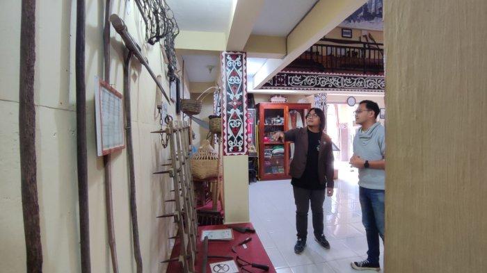 Kurator Museum Pusaka Karo Kriswanto Ginting (kiri), memberikan penjelasan tentang koleksi barang peninggalan budaya dan kehidupan masyarakat suku Karo, di Museum Pusaka Karo, yang berada di Jalan Perwira, Berastagi.