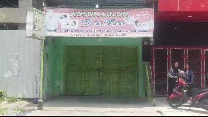 Suasana Kusuk lulur Julia, pascaadanya terapis pijat bernama Heni ditemukan tewas di Jalan T Amir Hamzah No 28 Medan pada Kamis (28/9/2023). Saat ini, panti pijat dan salon kecantikan dipasangi garis Polisi.