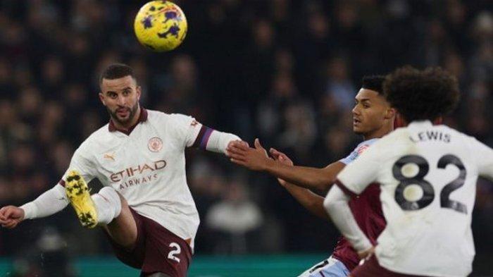 Bek Man City, Kyle Walker, tengah memberikan umpan dalam lanjutan Liga Inggris 2023-2024 yang mempertemukan Aston Villa vs Man City di Stadion Villa Park pada 6 Desember 2023.(ADRIAN DENNIS/AFP)