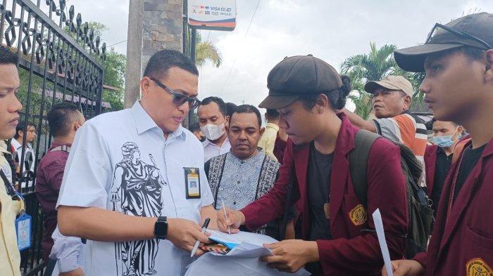 LLDIKTI Wilayah I menerima surat keberatan, 19 mahasiswa Unika yang mendapat sanksi DO juga skorsing. Keberatan tersebut disampaikan sejumlah mahasiswa melalui aksi damai yang dilakukan didepan kantor LLDIKTI Wilayah I Sumatera Utara, Senin (11/12/2023