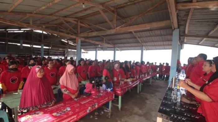 Ketua DPD PDI Perjuangan Sumut Drd Rapidin Simbolon MM didampingi Wakil Ketua DPD PDI Perjuangan Sumut Drs Penyabar Nakhe, memimpin Konsolidasi Penguatan Strktur Organisasi PDI Perjuangan kepada kader di Pantai Tureloto Kecamatan Lahewa Kabupaten  Nias Utara, Sabtu (4/11/2023).