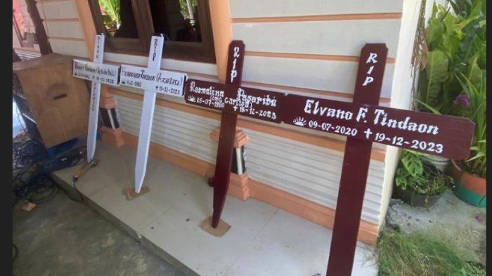 LAKALANTAS MAUT - 4 papan simbol salib bertuliskan nama-nama almarhum korban tewas lakalantas maut tol Lubukpakam, Kamis (21/12/2023).