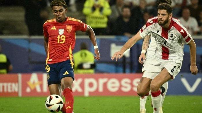 Lamine Yamal (kiri) saat membantu Spanyol mengalahkan Georgia pada abbak 16 besar EURO 2024.