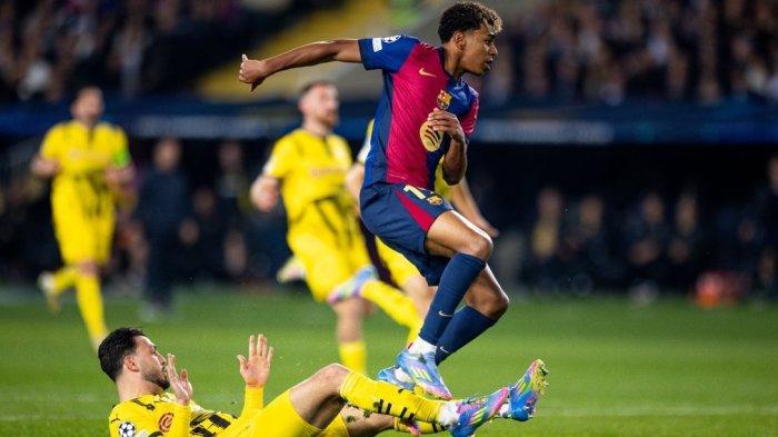YAMAL UKIR REKOR - Aksi penyerang Barcelona, Lamine Yamal saat berhadapan dengan pemain Borussia Dortmund di leg pertama perempat final Liga Champions 2024-2025.