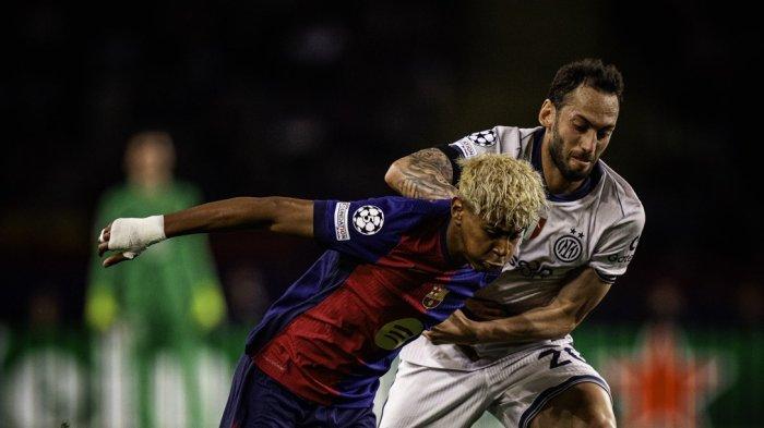 DUEL - Penyerang Barcelona Lamine Yamal berduel dengan pemain interMilan Hakan Calhanoglu pada laga semifinal Liga Champions 2024-2025. Dalam duel Barcelona vs inter Milan ini berakhir imbang 3-3.