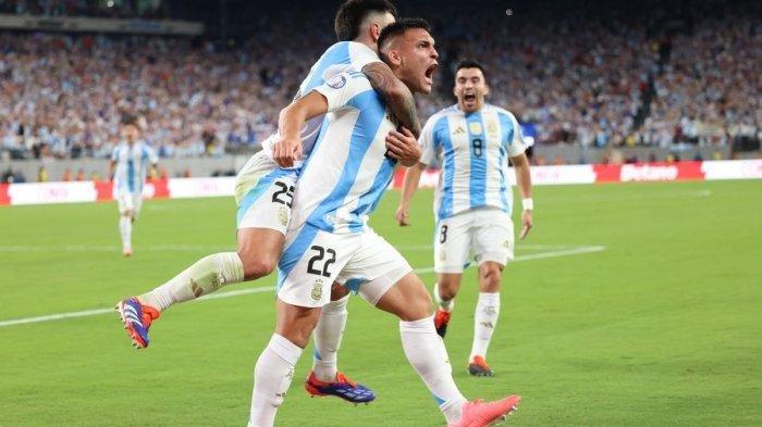 Penyerang Argentina #22 Lautaro Martinez merayakan bersama kiper Argentina #23 Emiliano Martinez setelah mencetak gol pada pertandingan sepak bola grup A turnamen Copa America 2024 Conmebol 2024 antara Chile dan Argentina di Stadion MetLife di East Rutherford, New Jersey pada 25 Juni 2024.