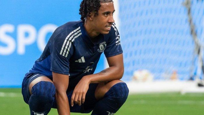 Bek Manchester United, Leny Yoro alami cedera saat lawan Arsenal di laga uji coba pramusim.