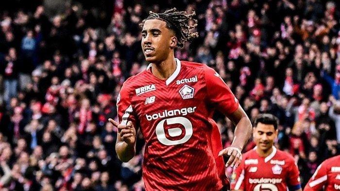 Aksi calon pemain Manchester United, Leny Yoro saat besar Lille di Liga Prancis