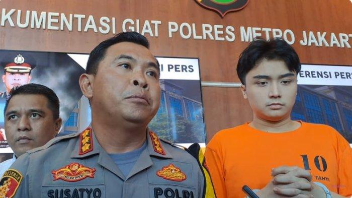 Leon Dozan pun kini sudah mengenakan pakai baju tahanan dengan tangan diborgol. 