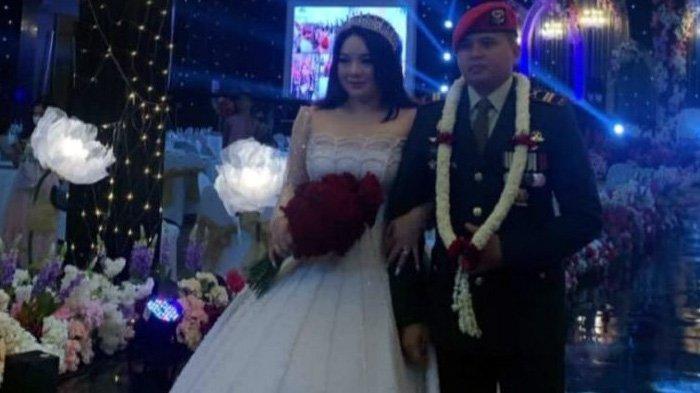Lettu Inf Yohanes Prasetyo Rahawarin saat menikahi Hillary Brigitta Lasut. (IG)