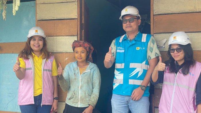 Senyum terpancar dari keluarga Agri Saputra Surbakti usai dilakukan penyalaan listrik di kediamannya.